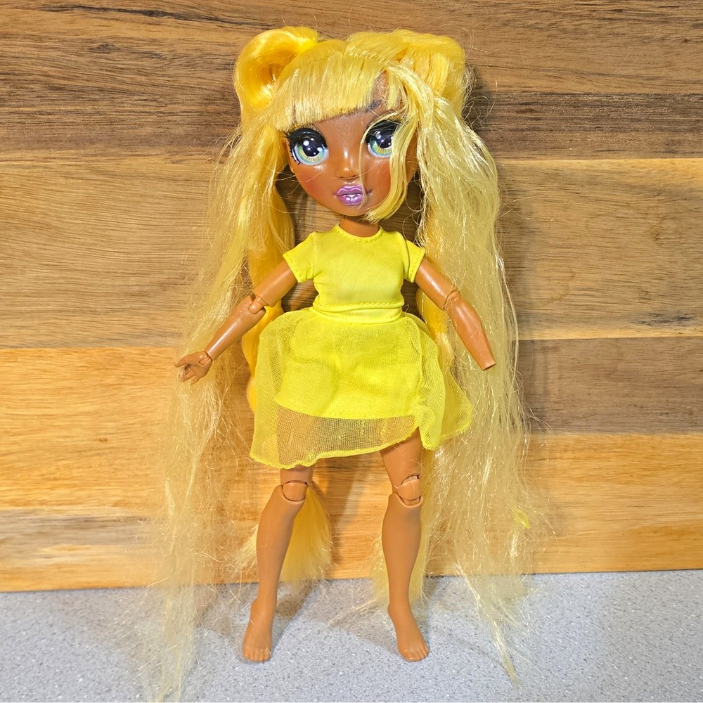 Bratz Sunny Madison 11" Articulated Girl Doll Yellow Hair, Missing Hand